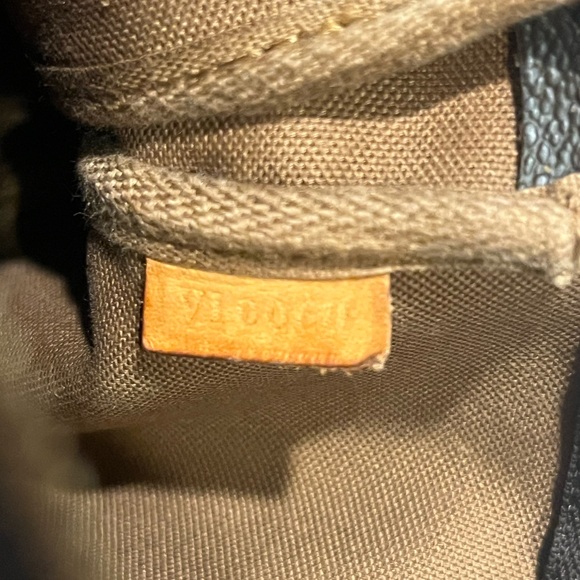 Authenticated Louis Vuitton Pochette Accessories Shoulder Bag Pouch Purse - Picture 14 of 16